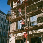 Seguridad en altura: equipamiento certificado disponible en alquiler