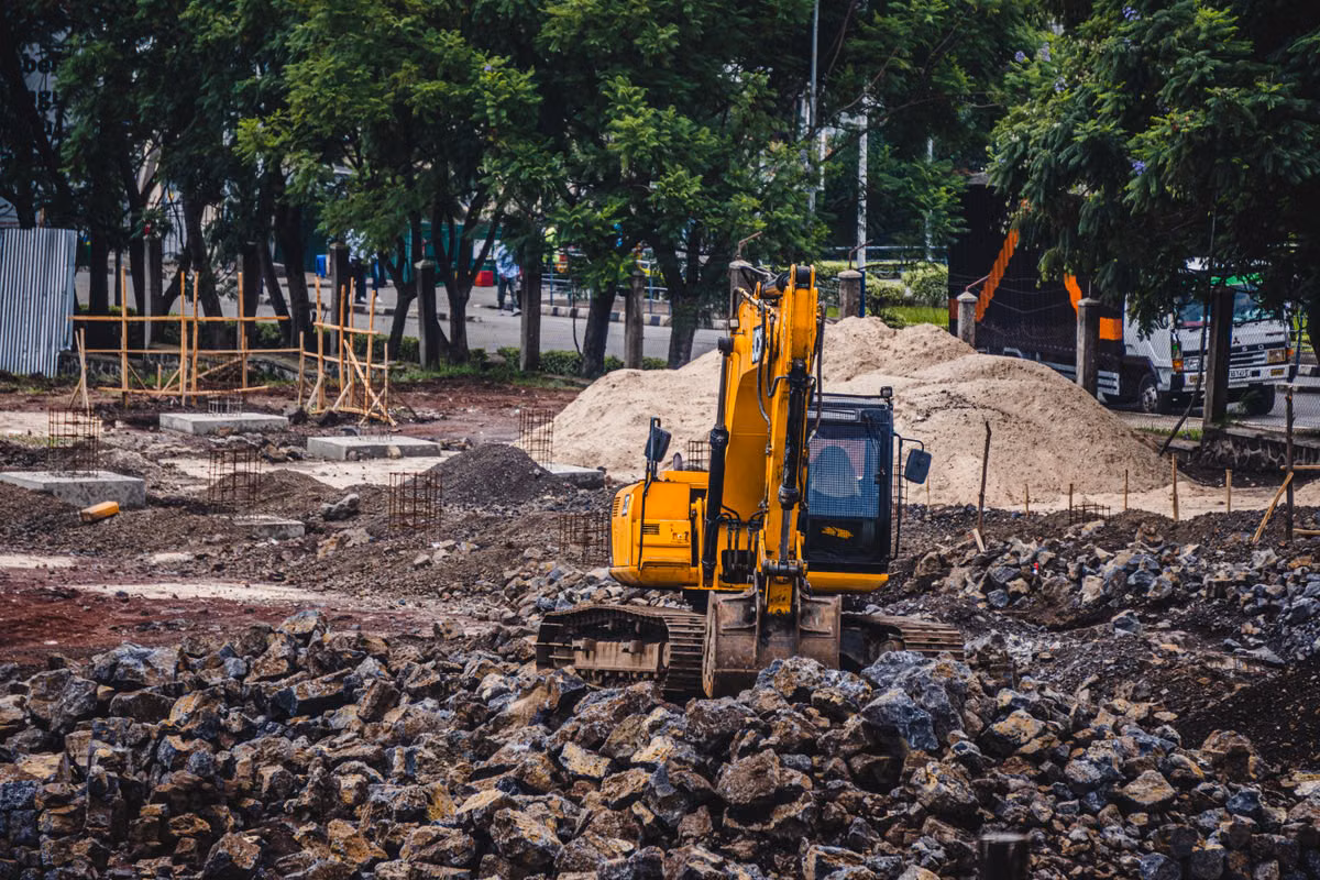 Excavadora amarilla trabajando en una obra de construcción